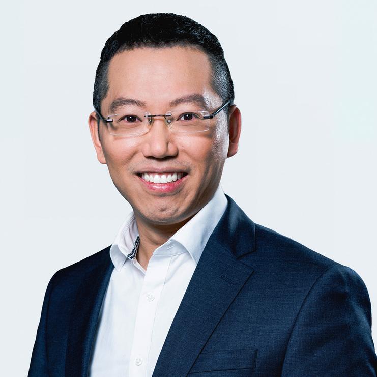 Xiaohui Liu, LL.M., ein Mann mit kurzem schwarzem Haar und Brille, trägt einen dunkelblauen Anzug und ein weißes Hemd. Er lächelt freundlich in die Kamera vor einem hellen Hintergrund.